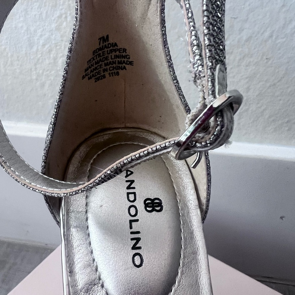 Bandolino heels Size 7 Women’s EUC with box Silver - Picture 2 of 4